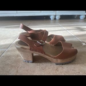 Chunky leather peep toe clogs in brown